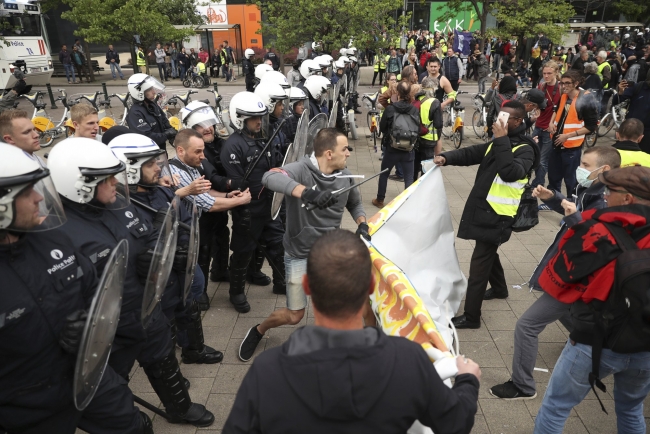 Brüksel'de sarı yeleklilerin protestoları şiddete dönüştü: 350 gözaltı